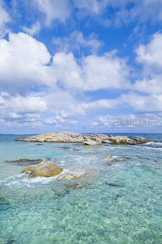 在意大利撒丁岛东南部的Costa Rei，一个白色的花岗岩露头——Scoglio di Peppino——Peppino的岩石